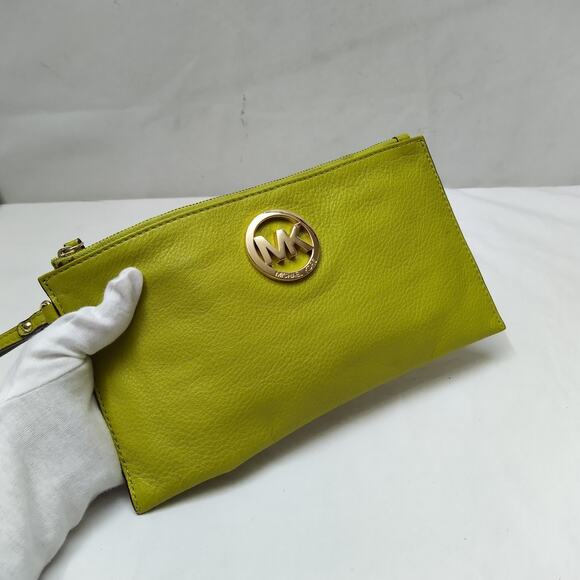 Michael Kors Green Leather Zipper Closure Credit Card Wristlet Wallet - Picture 3 of 11